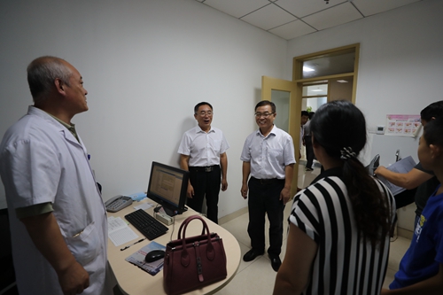 与会领导走进玲珑英诚医院诊室看望义诊专家.JPG 与会领导走进玲珑英诚医院诊室看望义诊专家.JPG